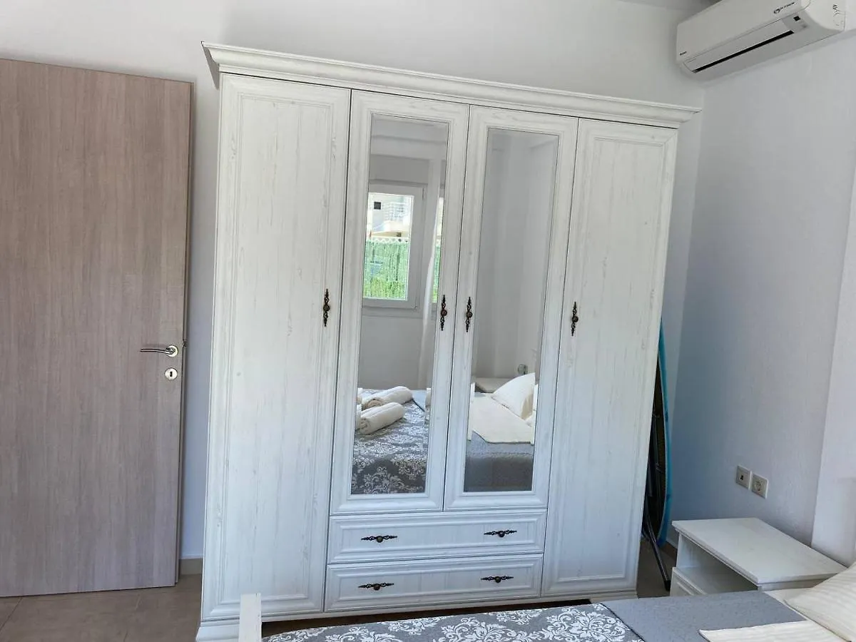 Lili House In Nikiti 150M From The Beach 아파트